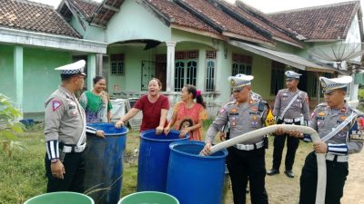 Polres Way Kanan Salurkan Air Bersih di Blambangan Umpu untuk Warga Terdampak Kekeringan