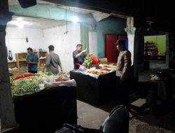 Bhabinkamtibmas Polsek Baradatu Gelar Patroli Dialogis di Pasar Pagi Baradatu Demi Kamtibmas Kondusif