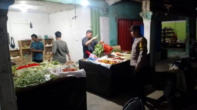 Bhabinkamtibmas Polsek Baradatu Gelar Patroli Dialogis di Pasar Pagi Baradatu Demi Kamtibmas Kondusif