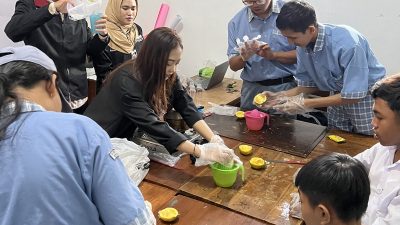 Menanamkan Kemandirian dan Pengetahuan Pengelolaan Bisnis Kewirausahaan Produk Sari Jeruk oleh Mahasiswa PMM-UMM Kelompok 81 Gelombang 8 , Bersama Siswa SLB Widya Shantika