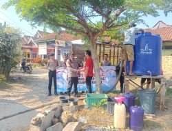 Polres Way Kanan Berikan Tandon Air dan Air Bersih untuk Warga Dusun Negeri Baru