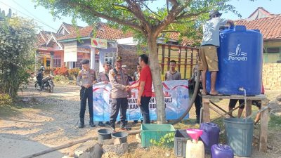 Polres Way Kanan Berikan Tandon Air dan Air Bersih untuk Warga Dusun Negeri Baru