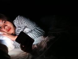 Biohacking Tidur: Bagaimana Cahaya Biru Dapat Mengganggu Kesehatan Anda dan Cara Mengatasinya