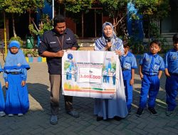 MIM 1 Ujungpangkah Gelar Upacara Bendera dan Pemberian Pin Dermawan untuk Siswa-Siswi Filantropi Cilik Agustus 2024