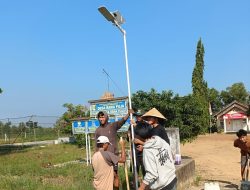 Mahasiswa KKN Fakultas Teknik UM Metro Inisiasi Pemasangan Lampu Penerangan Jalan Panel Surya