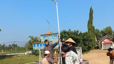 Mahasiswa KKN Fakultas Teknik UM Metro Inisiasi Pemasangan Lampu Penerangan Jalan Panel Surya