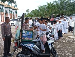 Melalui Program Geubibu, KBO Lantas Polres Aceh Utara Ipda Irvan Bagikan Es Krim Gratis kepada Santri