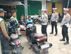 Pengemudi Ojek Baradatu Diedukasi Pentingnya Helm SNI oleh Satlantas Polres Way Kanan