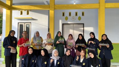 Bahu Membahu: Mahasiswa Psikologi UTM Tingkatkan Kemandirian Pangan Masyarakat Desa Gili Timur Melalui Penanaman Hidroponik