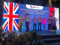 Hening Parlan Terima “Planet Award” dari Kedutaan Inggris, Rayakan 75 Tahun Hubungan Diplomatik