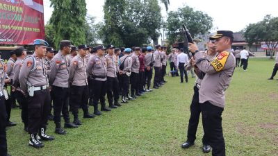 Peningkatan Pengawasan: Wakapolres Way Kanan Periksa Senjata Api Dinas