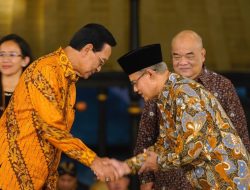 Haedar Nashir Terima Anugerah Hamengku Buwono IX pada Dies Natalis UGM ke-74