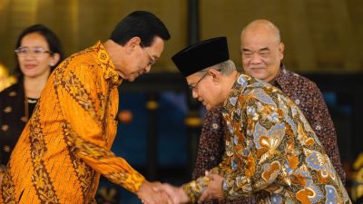 Haedar Nashir Terima Anugerah Hamengku Buwono IX pada Dies Natalis UGM ke-74