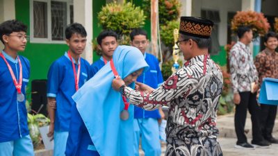 Pemberian Beasiswa Prestasi Meriahkan Apel Pagi MA Muhammadiyah Metro