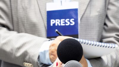 Peran Media Massa Online dalam Penegakan Hukum Korupsi: Tantangan dan Harapan