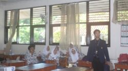 Mahasiswa Program studi profesi apoteker (PSPA) Universitas Padjajaran melakukan pengabdian Masyarakat di SMA 1 Rancaekek, Kabupaten Bandung, Jawa Barat 1