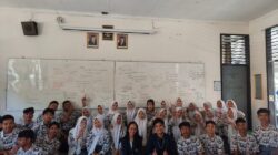 Mahasiswa Program studi profesi apoteker (PSPA) Universitas Padjajaran melakukan pengabdian Masyarakat di SMA 1 Rancaekek, Kabupaten Bandung, Jawa Barat 2