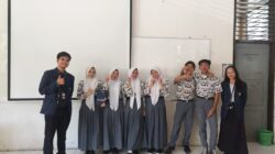Mahasiswa Program studi profesi apoteker (PSPA) Universitas Padjajaran melakukan pengabdian Masyarakat di SMA 1 Rancaekek, Kabupaten Bandung, Jawa Barat