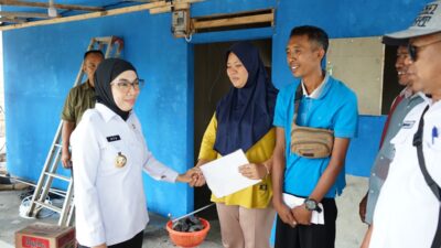 Bupati Ayu Kunjungi Korban Kebakaran di Pasar Banjit, Serahkan Bantuan dan Beri Dukungan