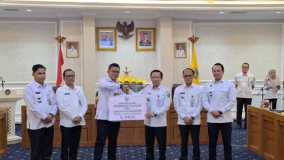 Pemkab Way Kanan Serahkan Bantuan Untuk Korban Bencana Alam Sumatera