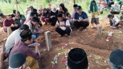 Tiga Korban Kecelakaan Bus ALS Dimakamkan Bersama di TPU Pisang Baru Way Kanan