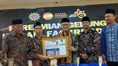 Kepala Sekolah M Sopingi Ketika mendapat penghargaan