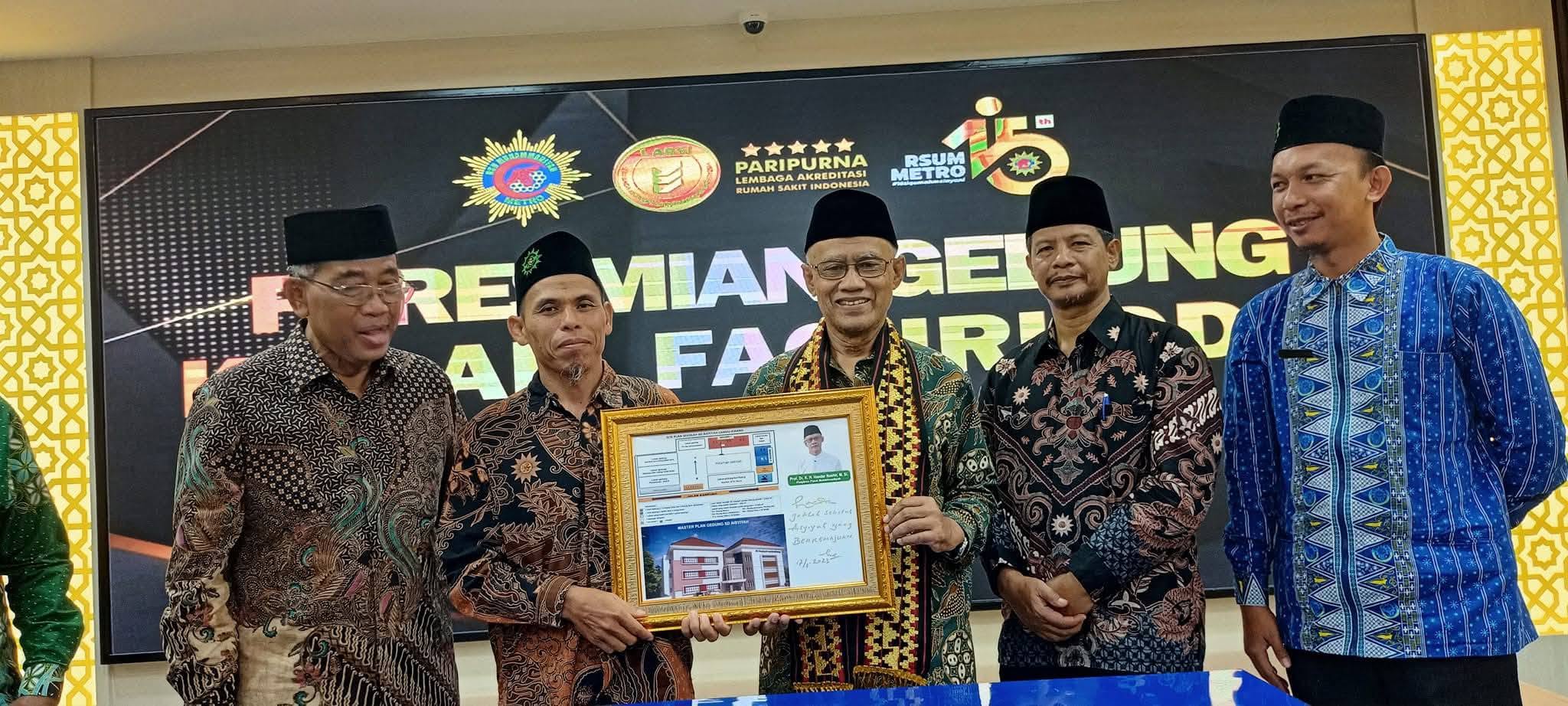 Kepala Sekolah M Sopingi Ketika mendapat penghargaan