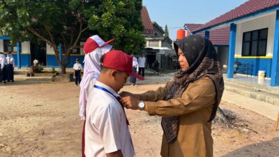 Foto: Kepala sekolah menyematkan dibuka nya MPLS