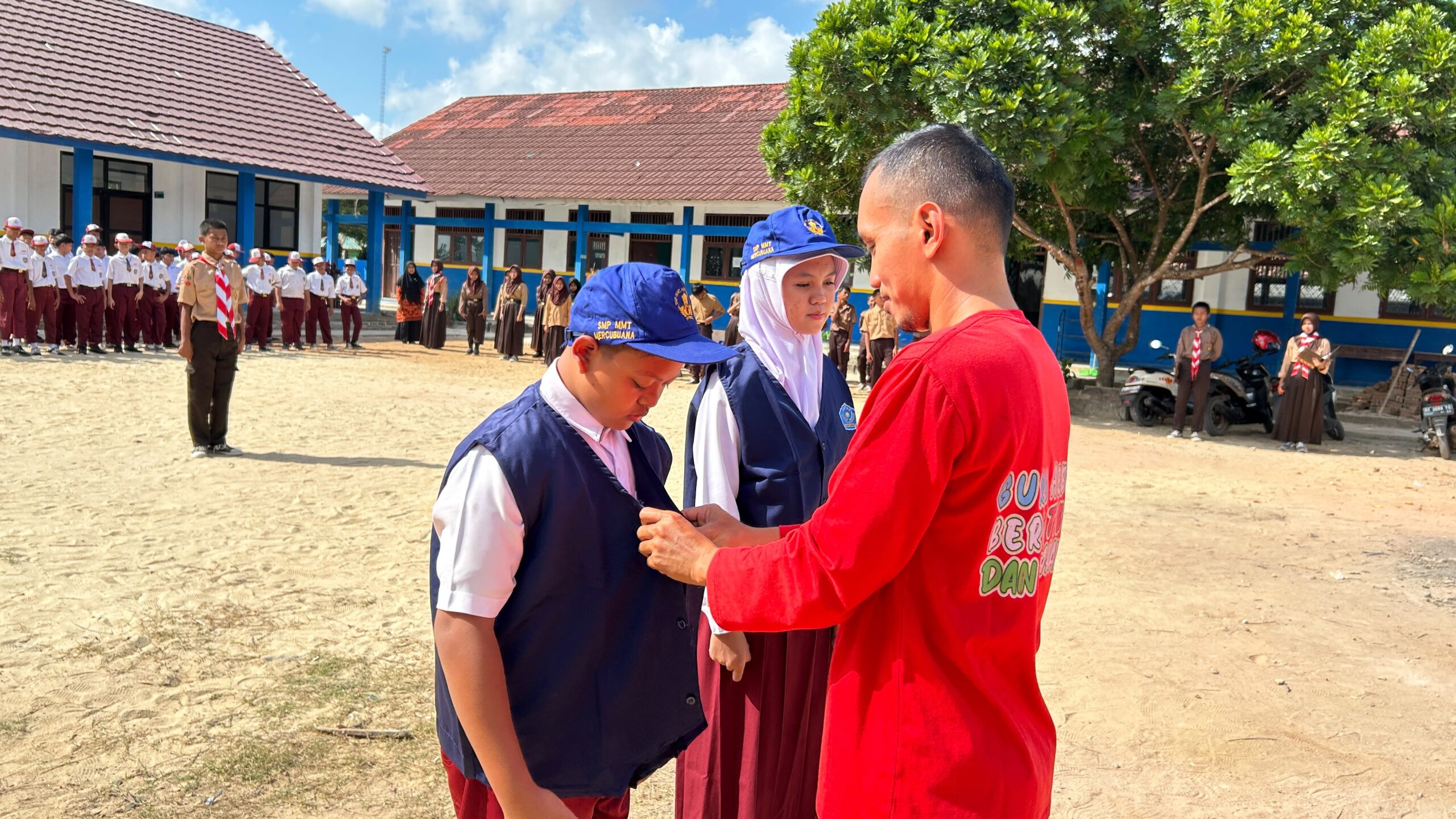 Ketua Yayasan Ahmad Ridwan Memberikan Almamater SMP MMT Mercubuana tanda berakhirnya MPLS
