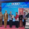 Penulis Asal Way Kanan Eko Prasetyo Serahkan Buku Kisah dari Tanah Lado kepada Bunda Literasi Lampung