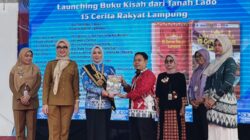 Penulis Asal Way Kanan Eko Prasetyo Serahkan Buku Kisah dari Tanah Lado kepada Bunda Literasi Lampung