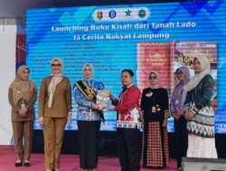Penulis Asal Way Kanan Eko Prasetyo Serahkan Buku Kisah dari Tanah Lado kepada Bunda Literasi Lampung