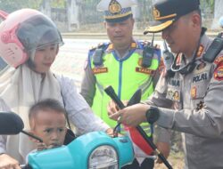 Satlantas Polres Way Kanan Bagikan Bendera Merah Putih Gratis kepada Pengendara