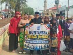 SMP Muhammadiyah 1 Menggala Meriahkan Pawai HUT RI ke-81 dengan Ragam Budaya Nusantara