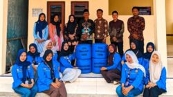 Mahasiswa KKN UM OKU Timur Sulap Sampah Plastik Menjadi Ecobrick di Sukabumi