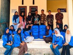 Mahasiswa KKN UM OKU Timur Sulap Sampah Plastik Menjadi Ecobrick di Sukabumi